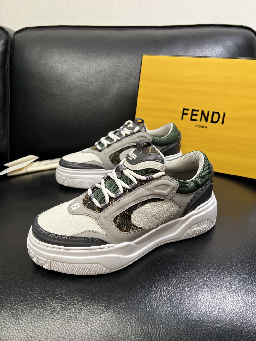 FENDI 高品质 顶级工艺品，芬迪 专柜同步，原厂配置意大利进口牛皮飞织面料，进口牛皮内里垫，透气舒适