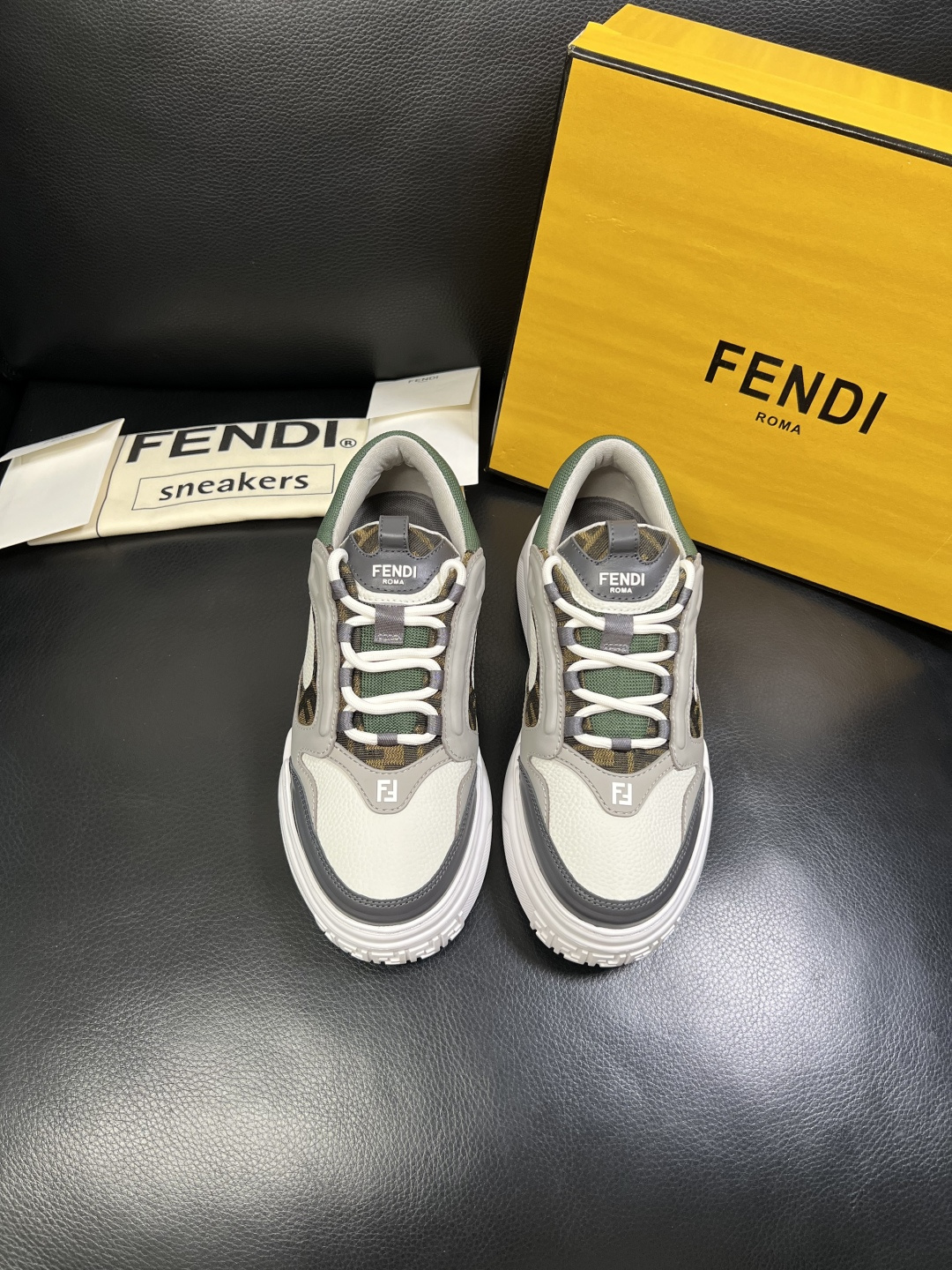FENDI 高品质 顶级工艺品，芬迪 专柜同步，原厂配置意大利进口牛皮飞织面料，进口牛皮内里垫，透气舒适