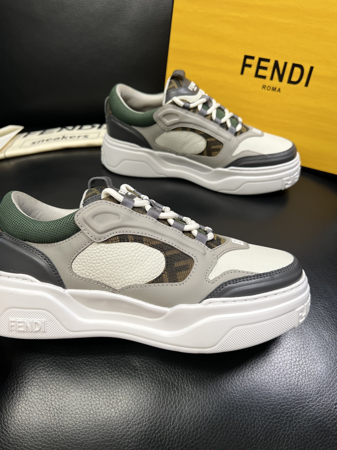 FENDI 高品质 顶级工艺品，芬迪 专柜同步，原厂配置意大利进口牛皮飞织面料，进口牛皮内里垫，透气舒适