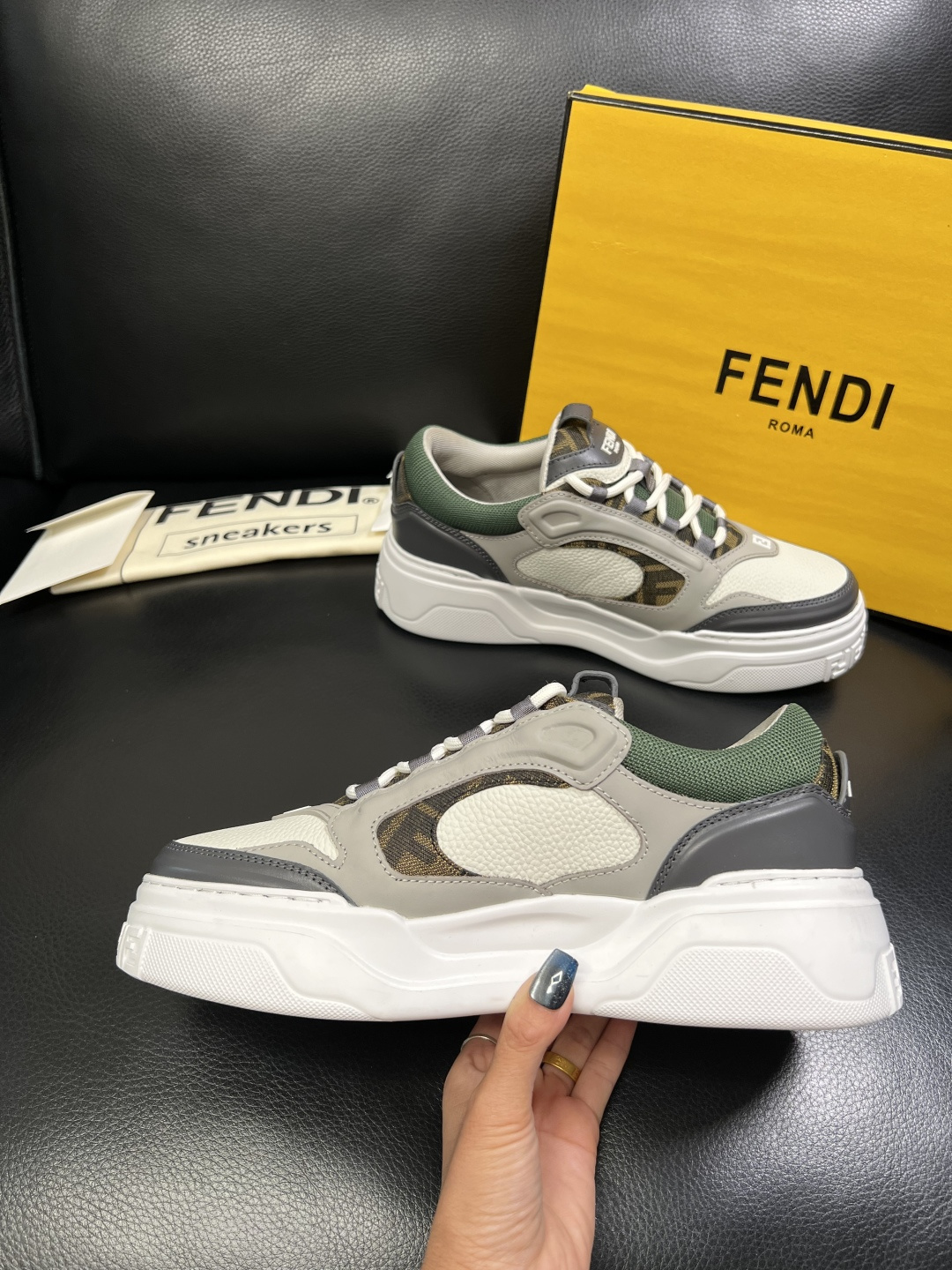 FENDI 高品质 顶级工艺品，芬迪 专柜同步，原厂配置意大利进口牛皮飞织面料，进口牛皮内里垫，透气舒适