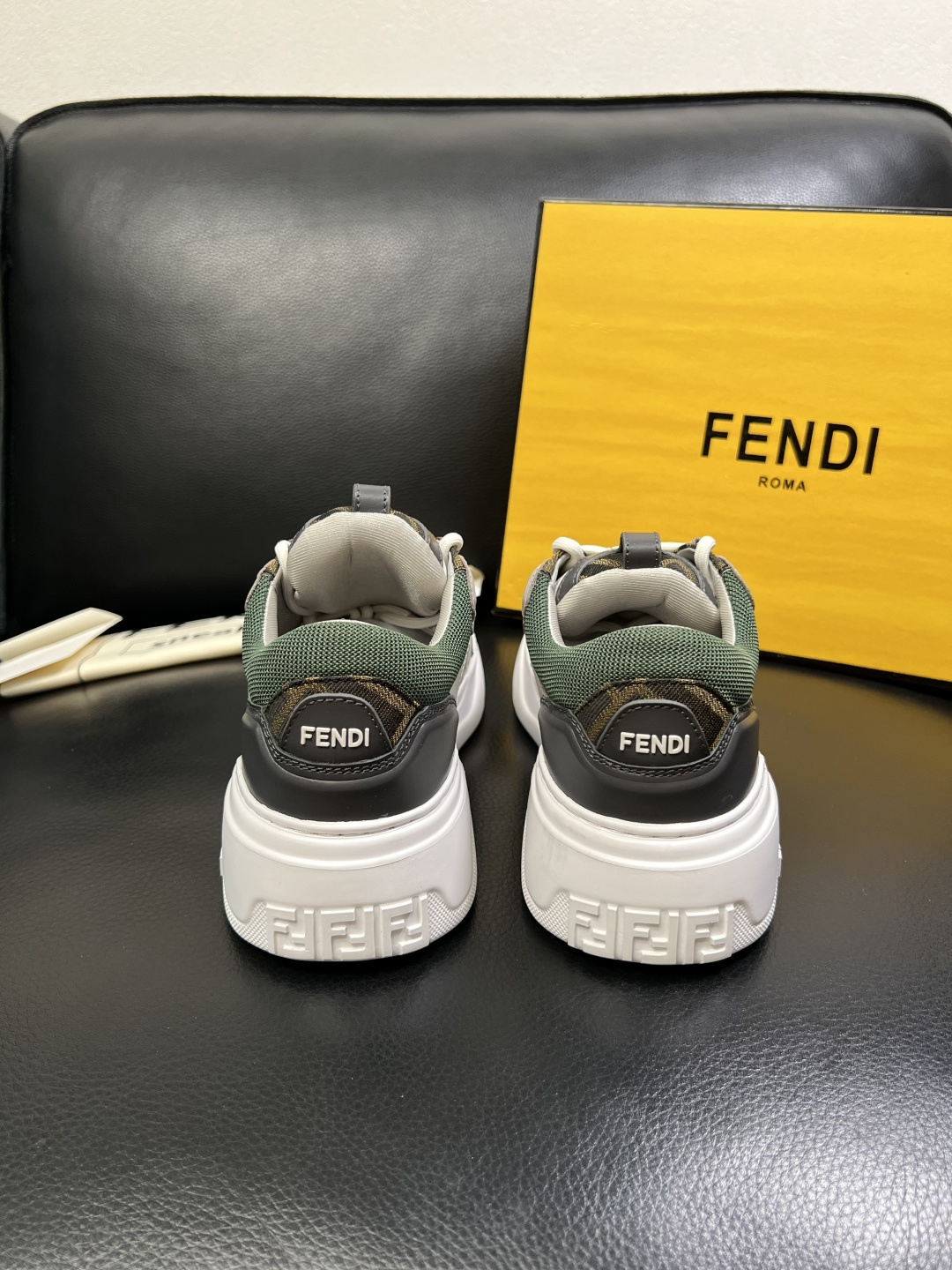 FENDI 高品质 顶级工艺品，芬迪 专柜同步，原厂配置意大利进口牛皮飞织面料，进口牛皮内里垫，透气舒适