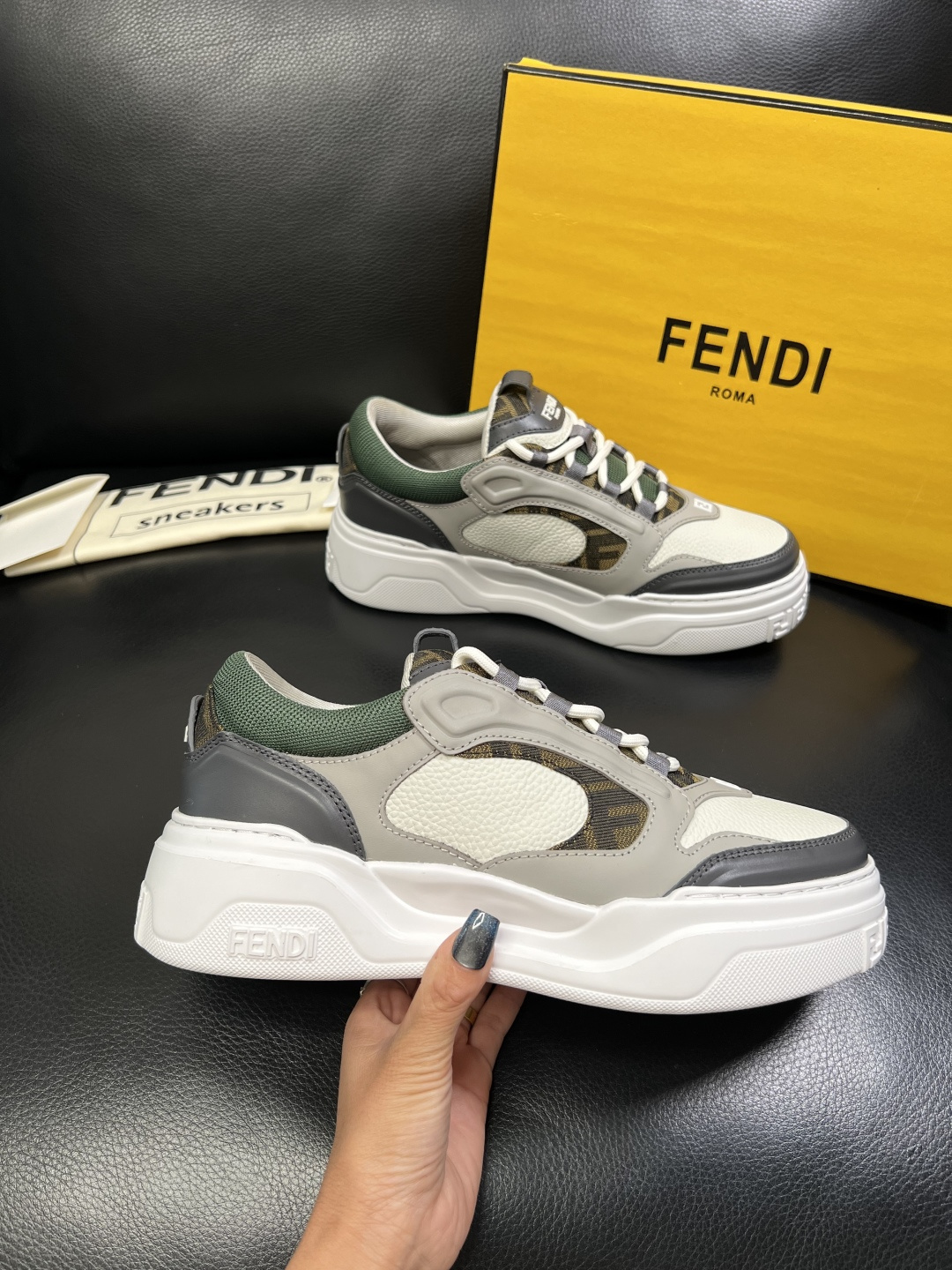 FENDI 高品质 顶级工艺品，芬迪 专柜同步，原厂配置意大利进口牛皮飞织面料，进口牛皮内里垫，透气舒适