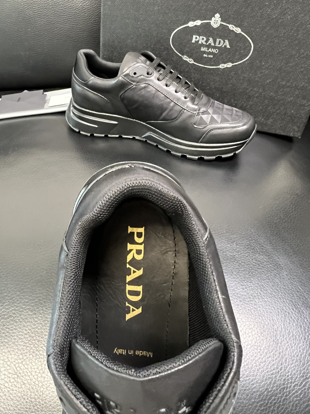 Prada 顶级工艺品，普拉达 专柜同步，原厂配置意大利进口牛皮面料，进口牛皮内里垫，透气舒适，鞋底：原