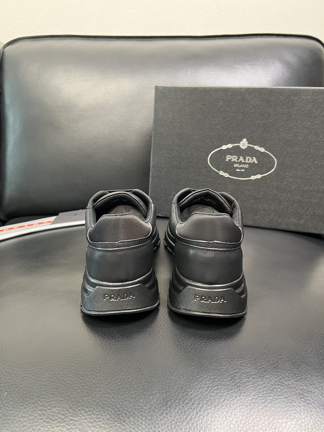 Prada 顶级工艺品，普拉达 专柜同步，原厂配置意大利进口牛皮面料，进口牛皮内里垫，透气舒适，鞋底：原