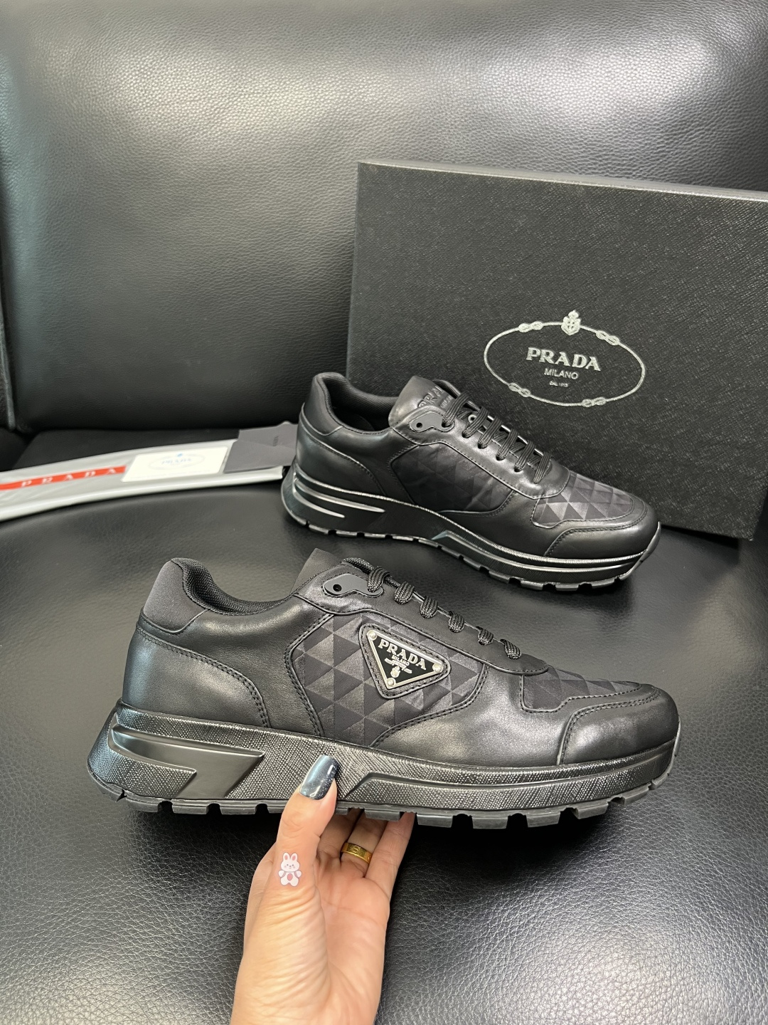 Prada 顶级工艺品，普拉达 专柜同步，原厂配置意大利进口牛皮面料，进口牛皮内里垫，透气舒适，鞋底：原