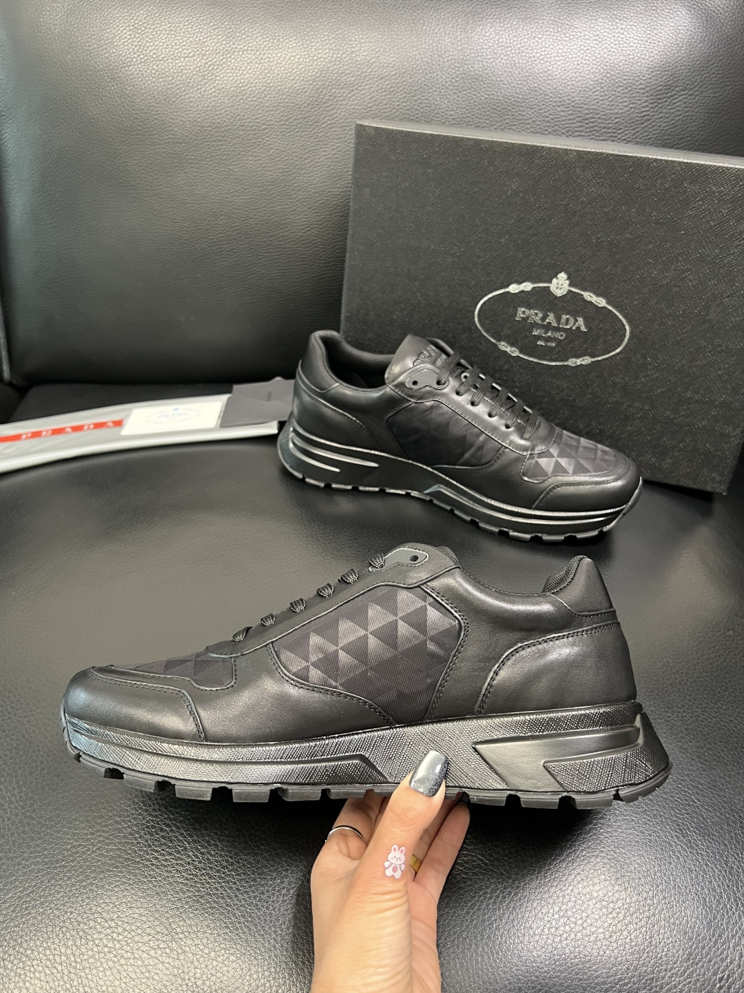 Prada 顶级工艺品，普拉达 专柜同步，原厂配置意大利进口牛皮面料，进口牛皮内里垫，透气舒适，鞋底：原