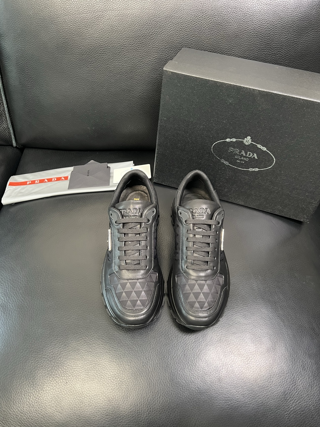 Prada 顶级工艺品，普拉达 专柜同步，原厂配置意大利进口牛皮面料，进口牛皮内里垫，透气舒适，鞋底：原