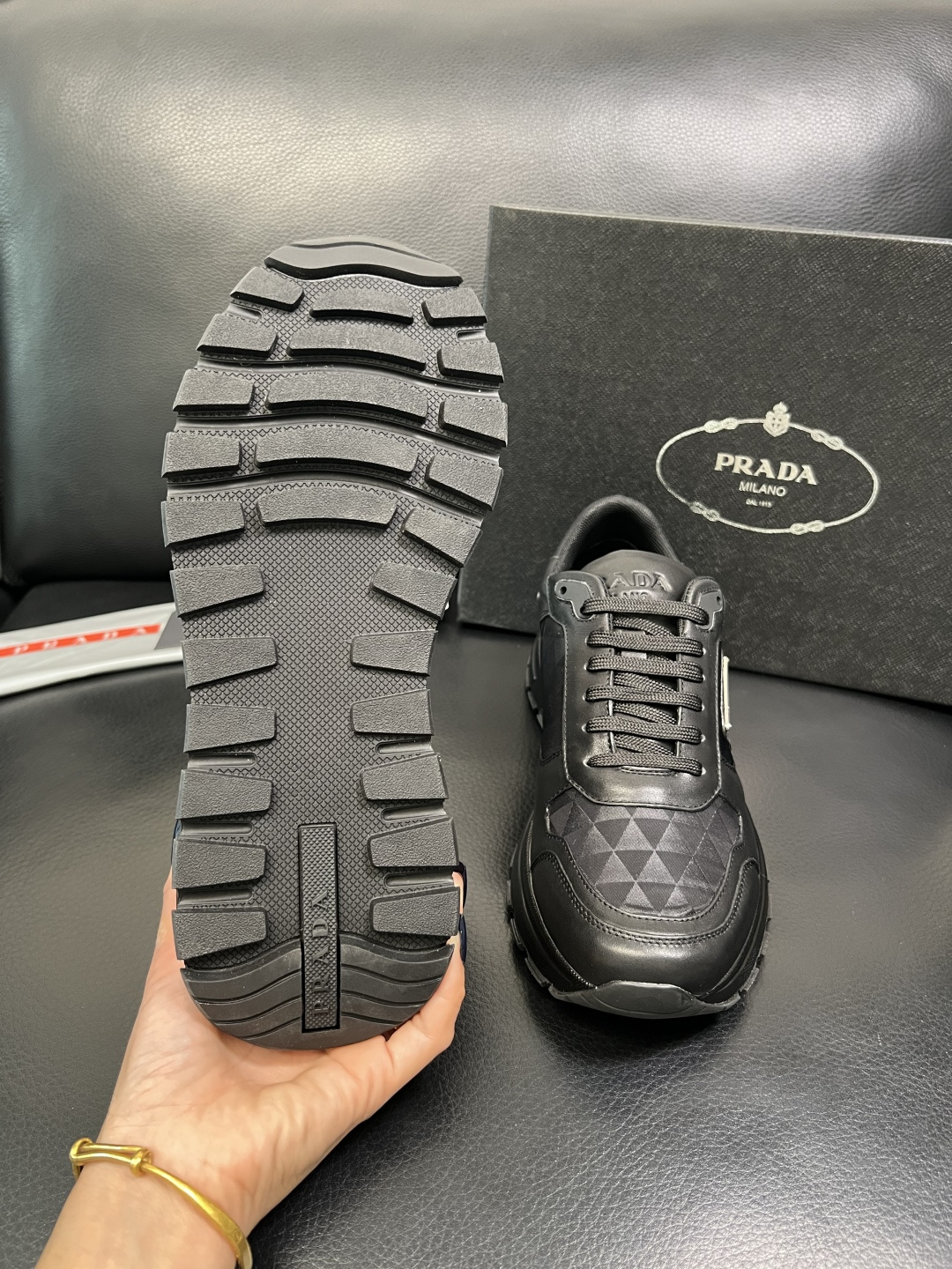 Prada 顶级工艺品，普拉达 专柜同步，原厂配置意大利进口牛皮面料，进口牛皮内里垫，透气舒适，鞋底：原