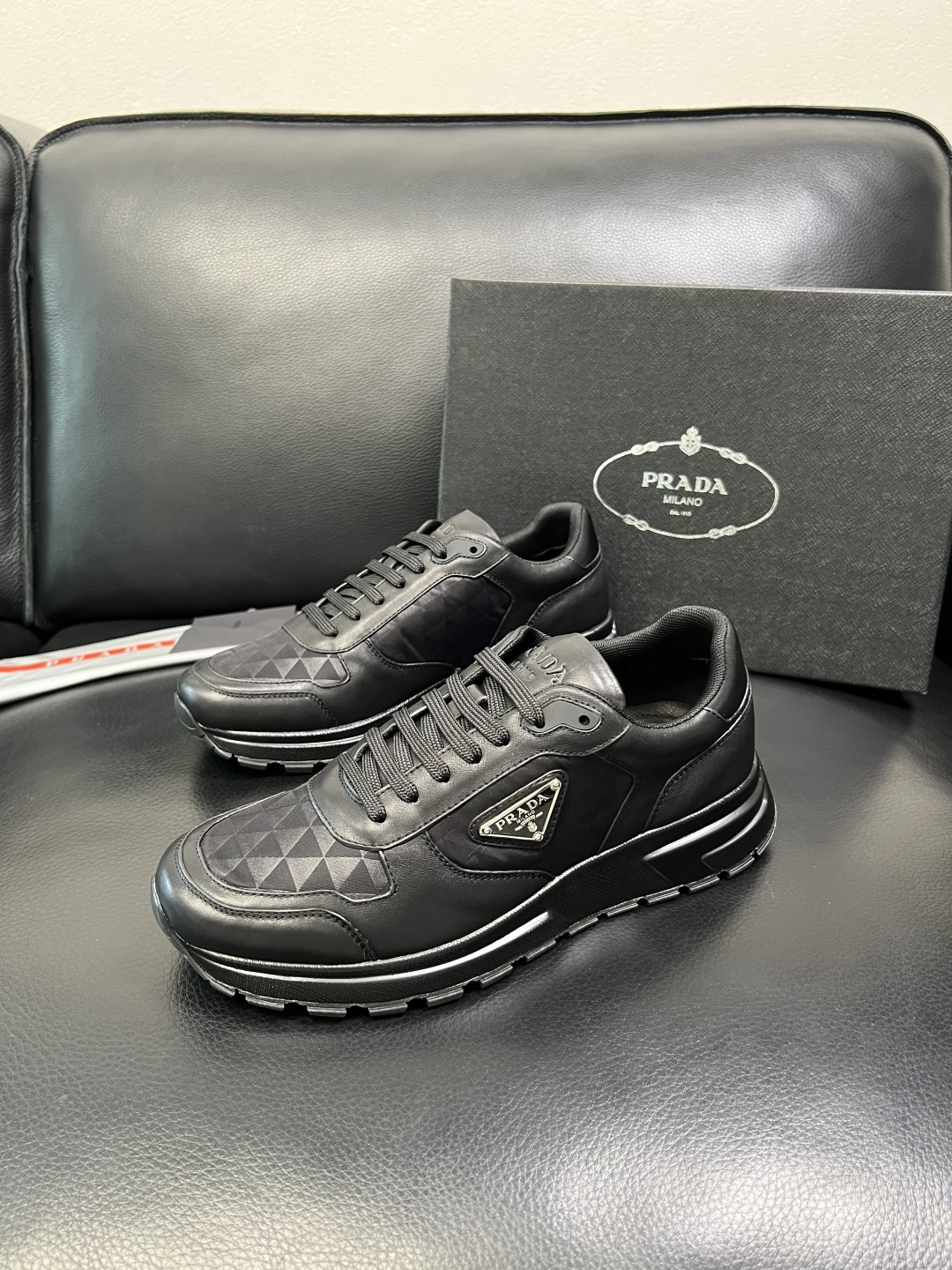 Prada 顶级工艺品，普拉达 专柜同步，原厂配置意大利进口牛皮面料，进口牛皮内里垫，透气舒适，鞋底：原