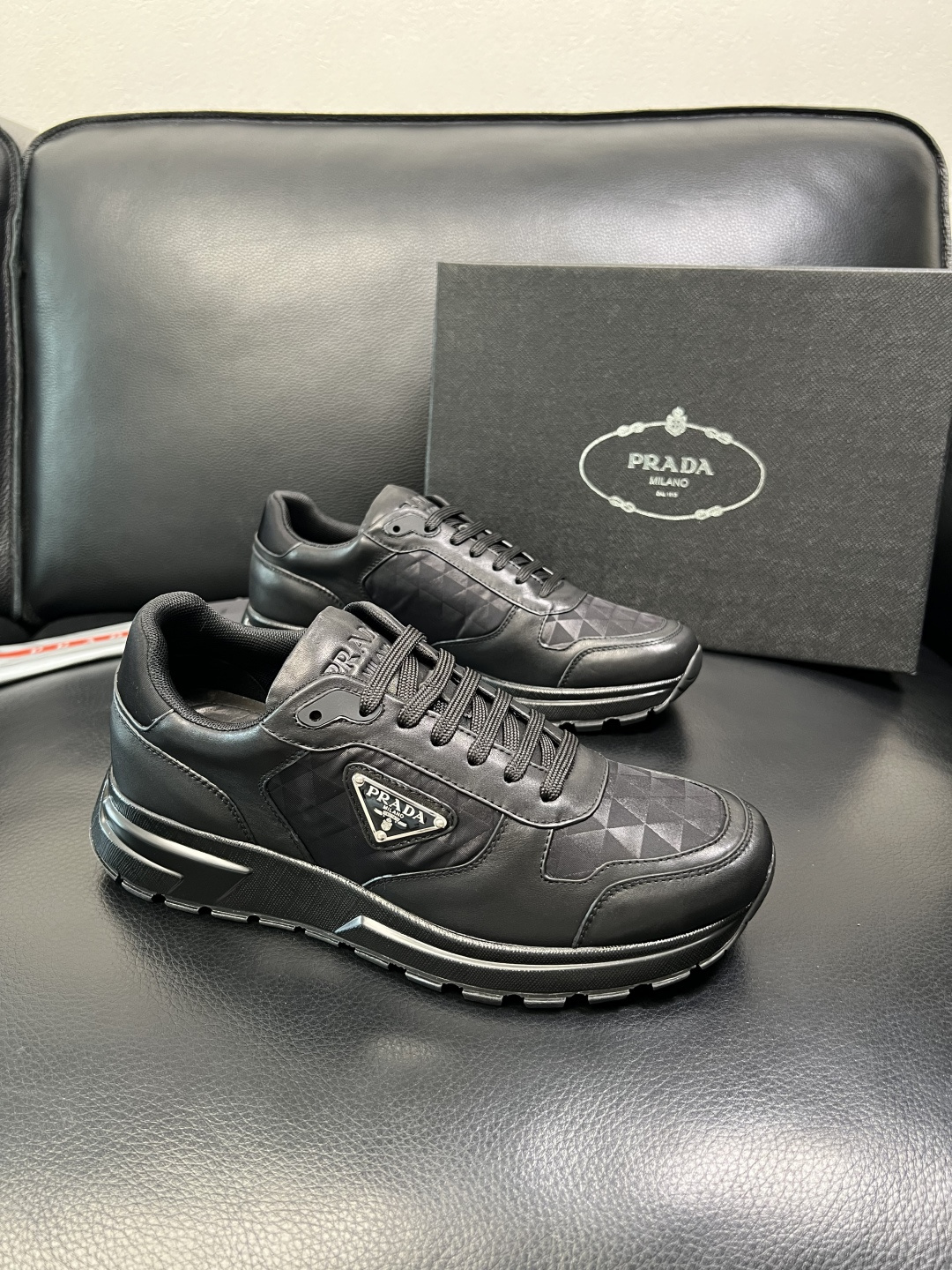 Prada 顶级工艺品，普拉达 专柜同步，原厂配置意大利进口牛皮面料，进口牛皮内里垫，透气舒适，鞋底：原