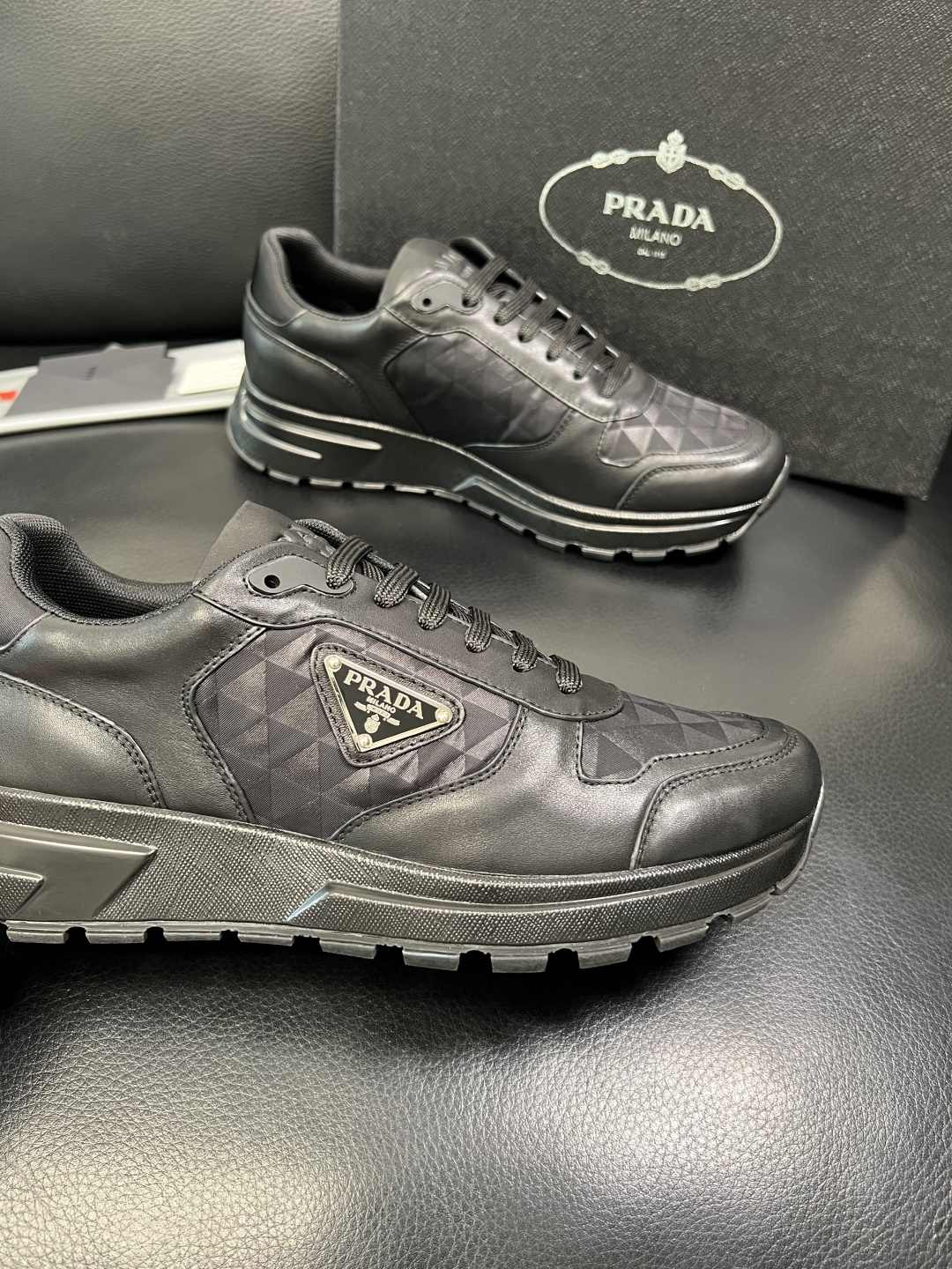 Prada 顶级工艺品，普拉达 专柜同步，原厂配置意大利进口牛皮面料，进口牛皮内里垫，透气舒适，鞋底：原