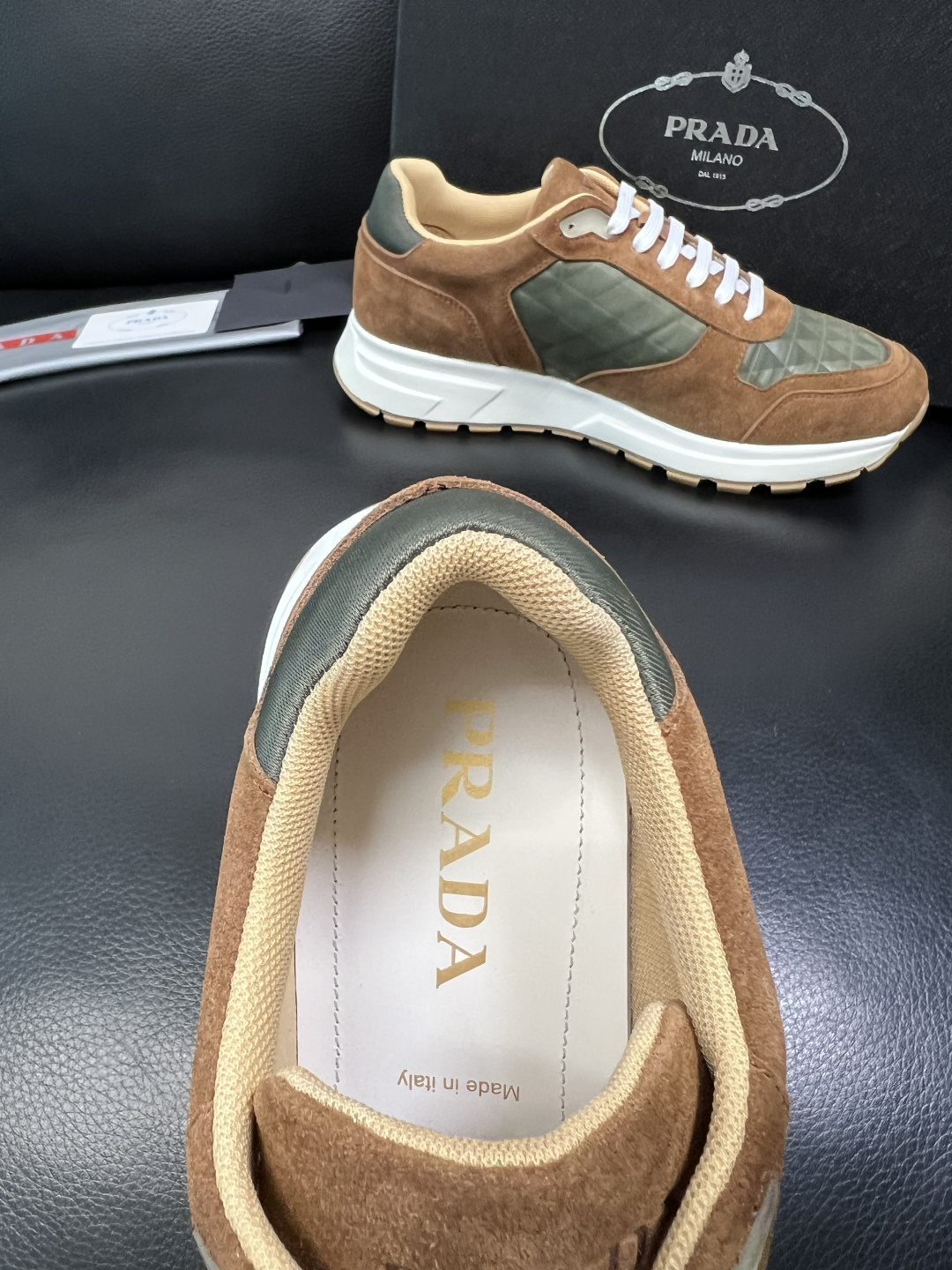 Prada 顶级工艺品，普拉达 专柜同步，原厂配置意大利进口牛皮面料，进口牛皮内里垫，透气舒适，鞋底：原