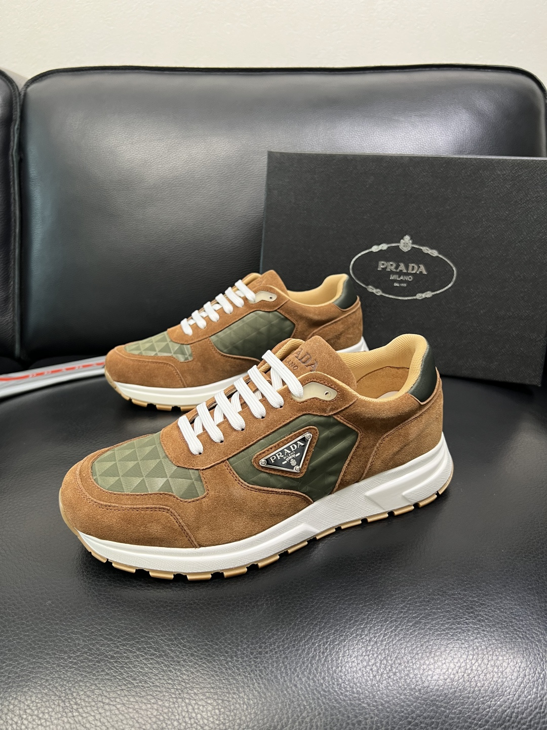 Prada 顶级工艺品，普拉达 专柜同步，原厂配置意大利进口牛皮面料，进口牛皮内里垫，透气舒适，鞋底：原