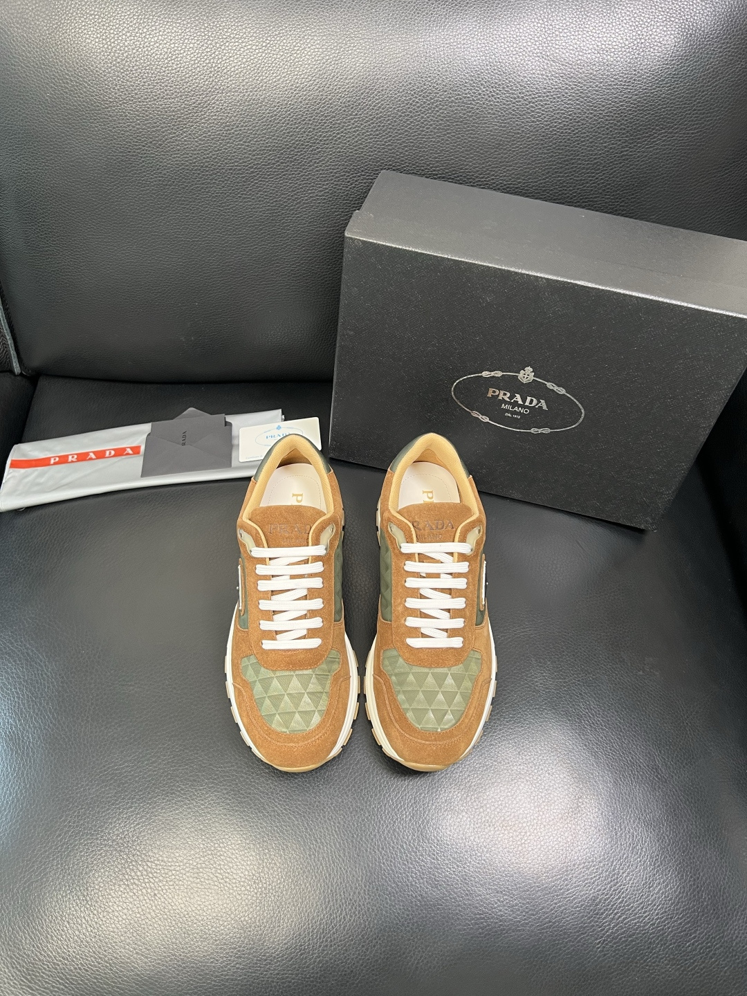 Prada 顶级工艺品，普拉达 专柜同步，原厂配置意大利进口牛皮面料，进口牛皮内里垫，透气舒适，鞋底：原