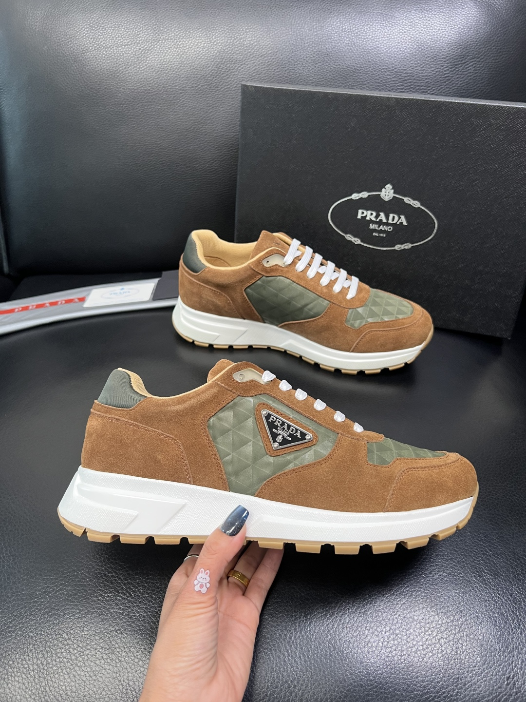 Prada 顶级工艺品，普拉达 专柜同步，原厂配置意大利进口牛皮面料，进口牛皮内里垫，透气舒适，鞋底：原