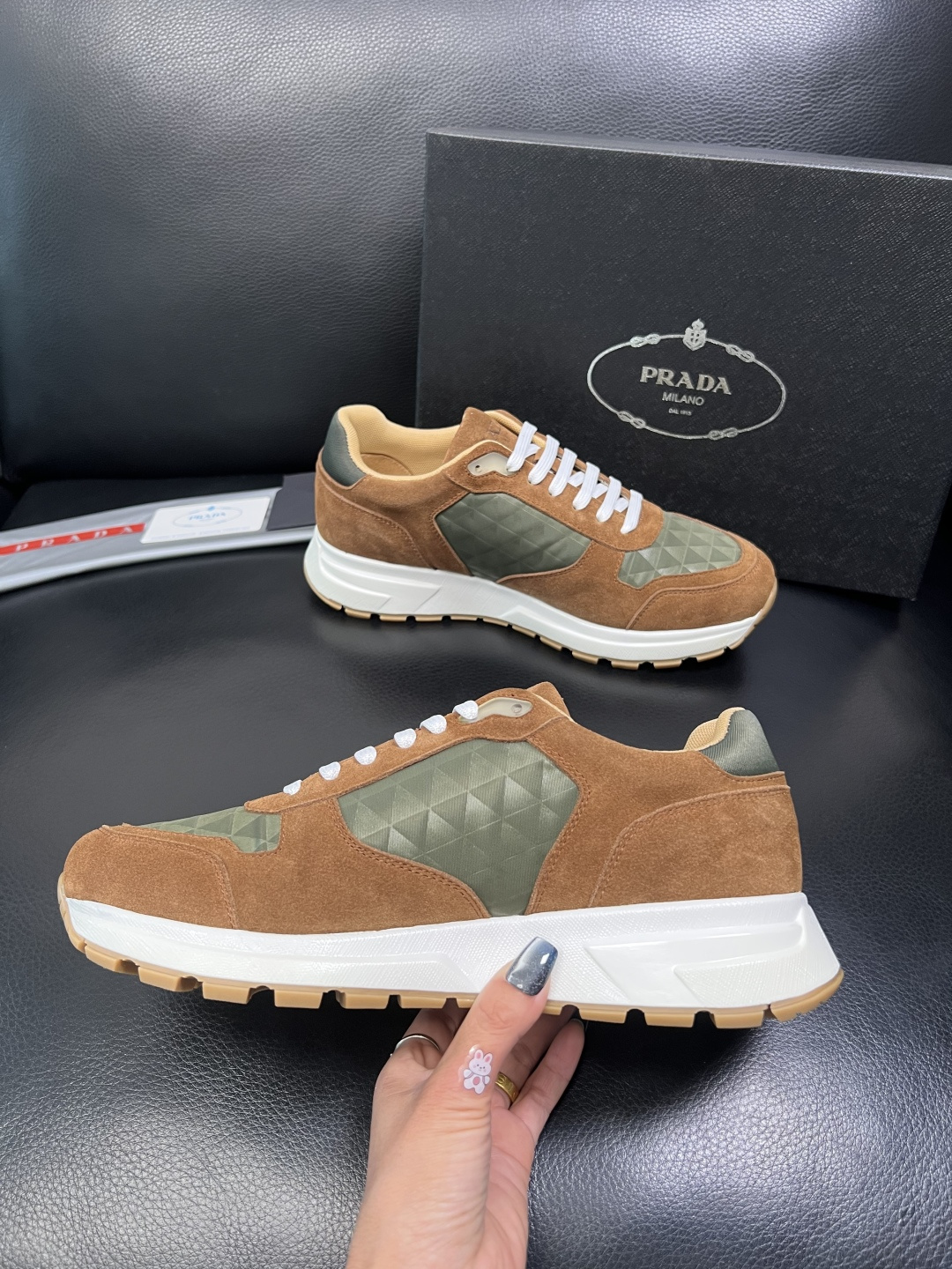 Prada 顶级工艺品，普拉达 专柜同步，原厂配置意大利进口牛皮面料，进口牛皮内里垫，透气舒适，鞋底：原