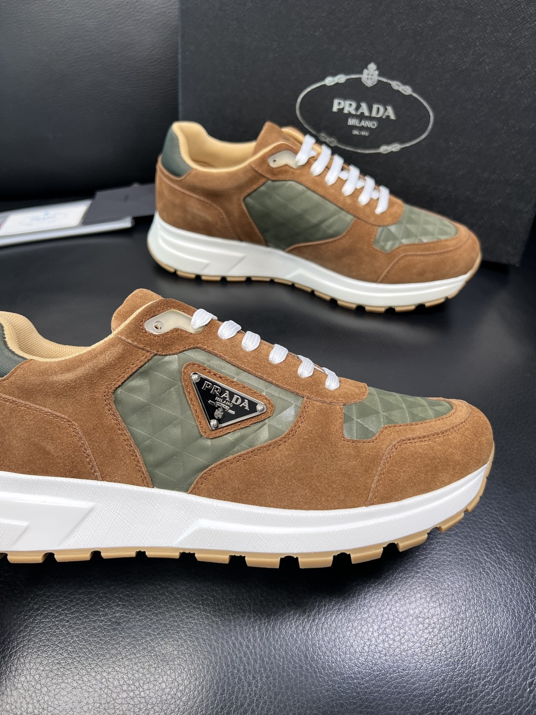 Prada 顶级工艺品，普拉达 专柜同步，原厂配置意大利进口牛皮面料，进口牛皮内里垫，透气舒适，鞋底：原