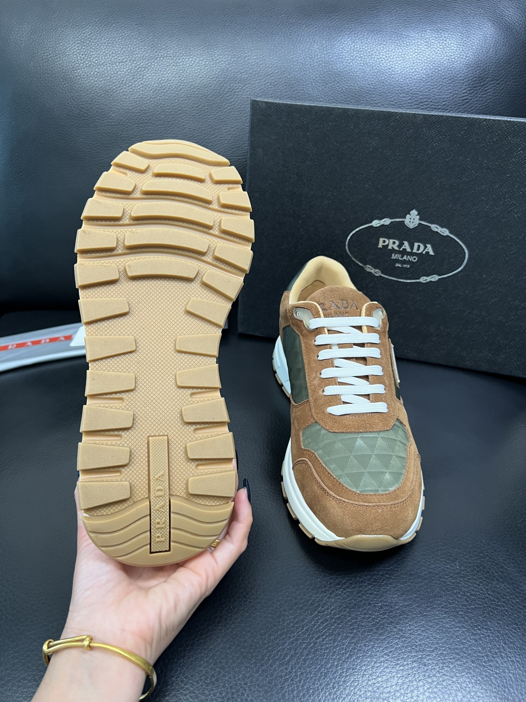 Prada 顶级工艺品，普拉达 专柜同步，原厂配置意大利进口牛皮面料，进口牛皮内里垫，透气舒适，鞋底：原