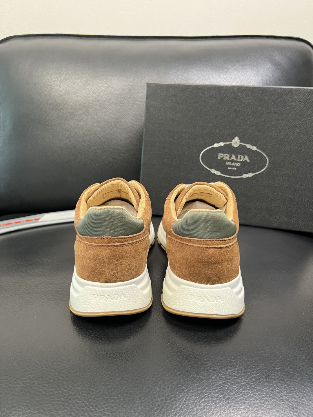 Prada 顶级工艺品，普拉达 专柜同步，原厂配置意大利进口牛皮面料，进口牛皮内里垫，透气舒适，鞋底：原