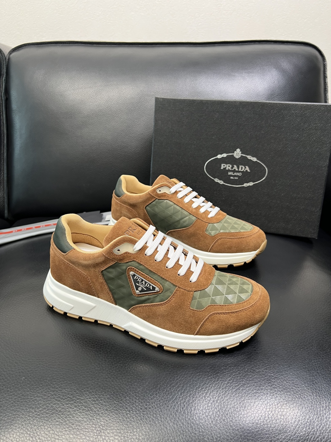 Prada 顶级工艺品，普拉达 专柜同步，原厂配置意大利进口牛皮面料，进口牛皮内里垫，透气舒适，鞋底：原