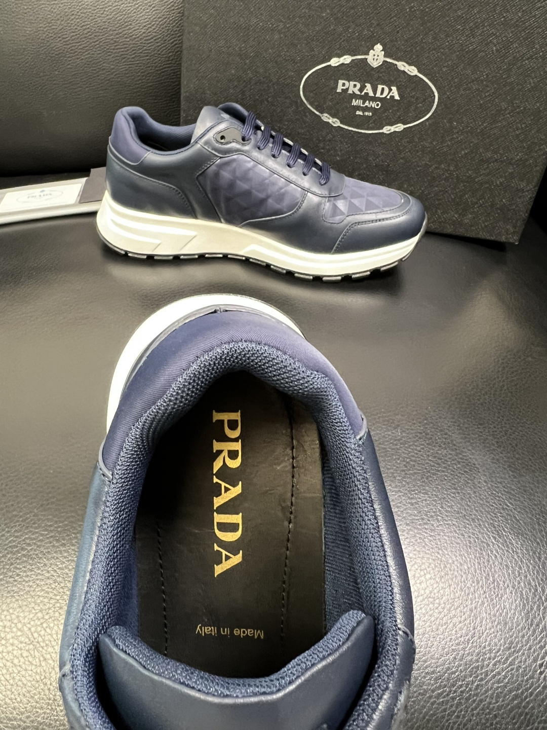 Prada 顶级工艺品，普拉达 专柜同步，原厂配置意大利进口牛皮面料，进口牛皮内里垫，透气舒适，鞋底：原