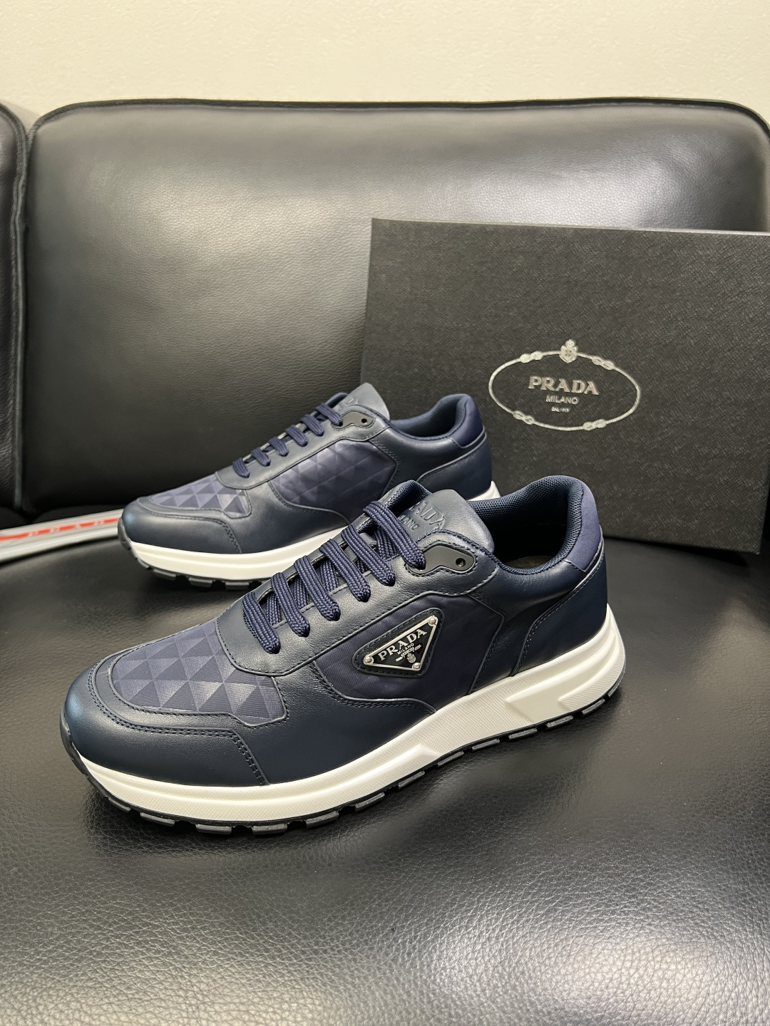 Prada 顶级工艺品，普拉达 专柜同步，原厂配置意大利进口牛皮面料，进口牛皮内里垫，透气舒适，鞋底：原