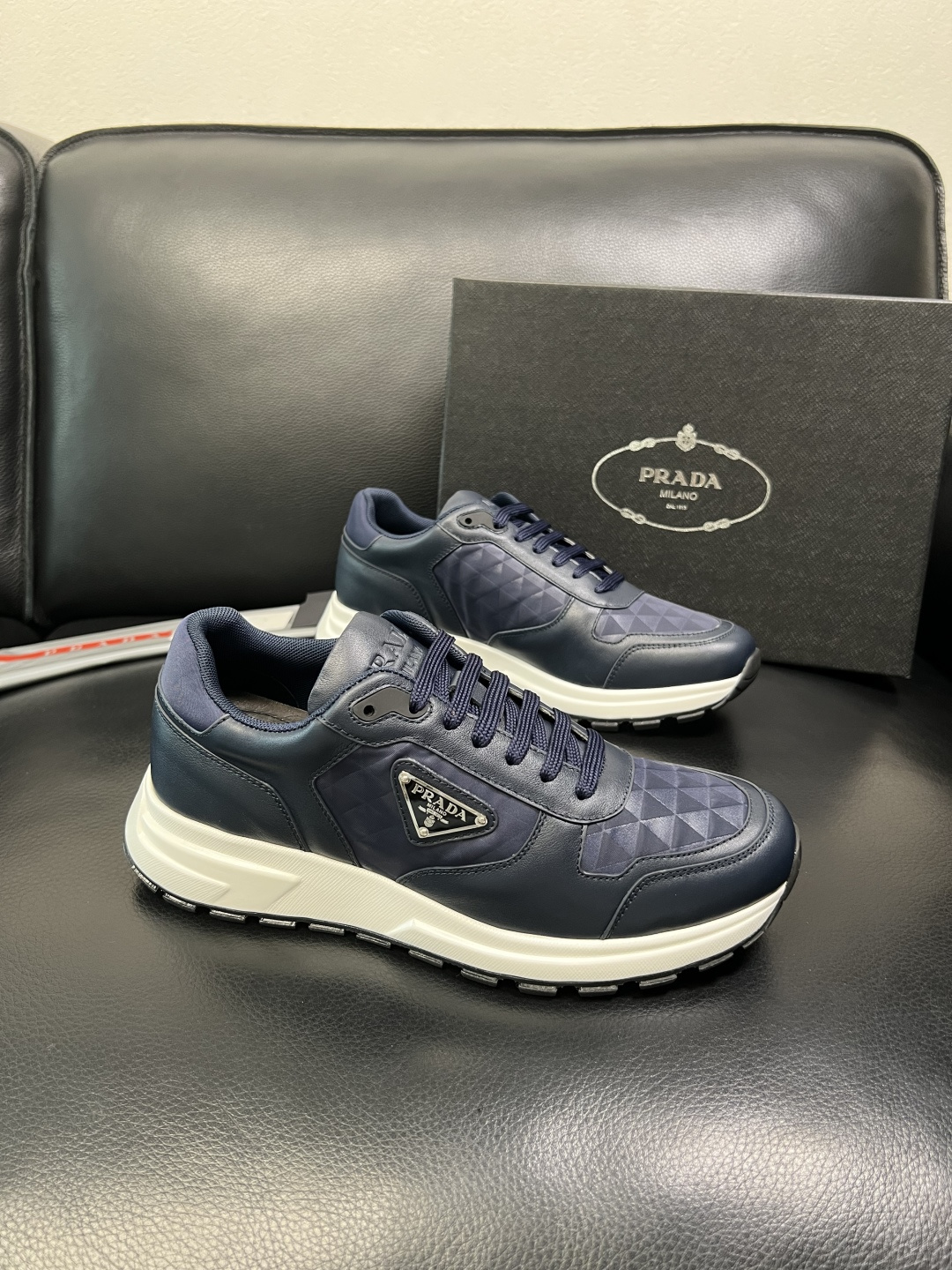 Prada 顶级工艺品，普拉达 专柜同步，原厂配置意大利进口牛皮面料，进口牛皮内里垫，透气舒适，鞋底：原