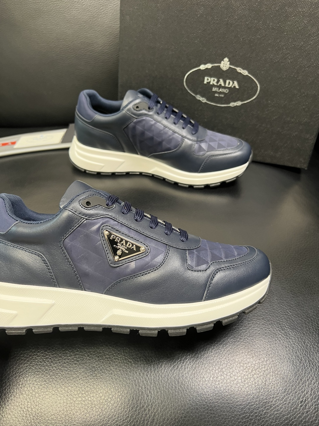 Prada 顶级工艺品，普拉达 专柜同步，原厂配置意大利进口牛皮面料，进口牛皮内里垫，透气舒适，鞋底：原