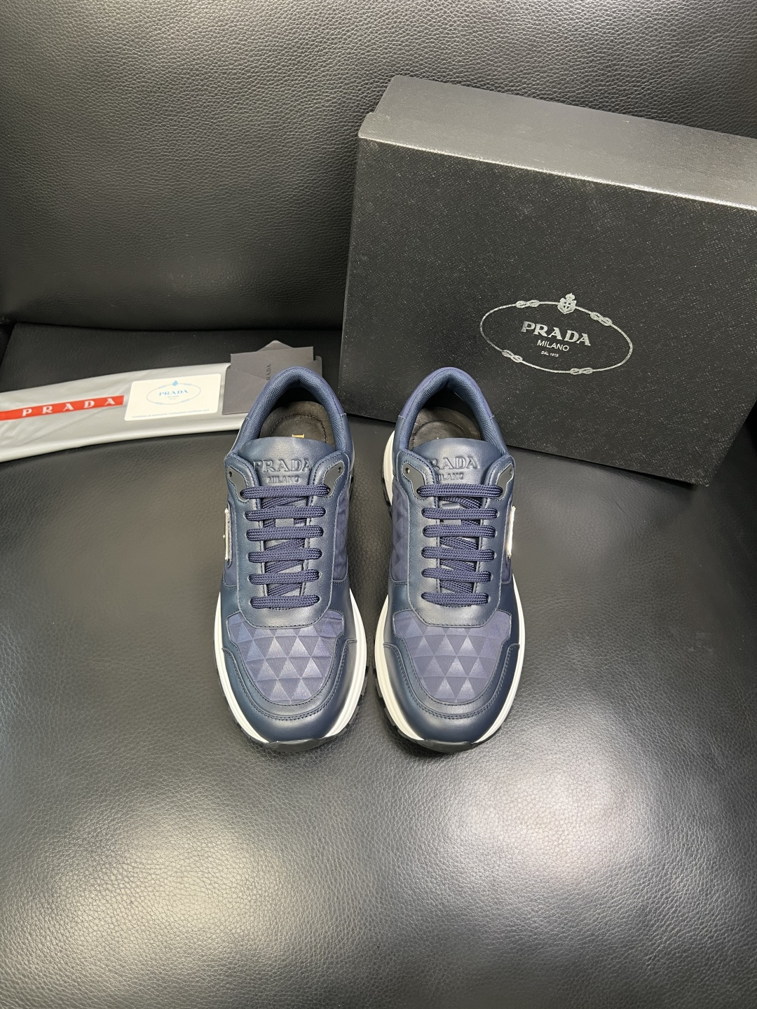 Prada 顶级工艺品，普拉达 专柜同步，原厂配置意大利进口牛皮面料，进口牛皮内里垫，透气舒适，鞋底：原