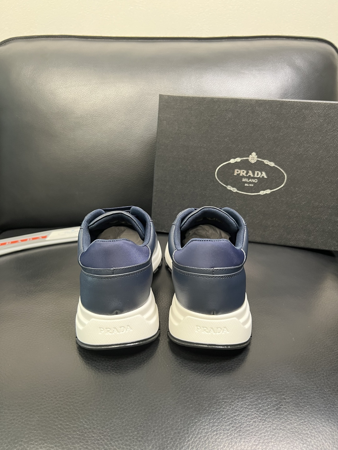 Prada 顶级工艺品，普拉达 专柜同步，原厂配置意大利进口牛皮面料，进口牛皮内里垫，透气舒适，鞋底：原