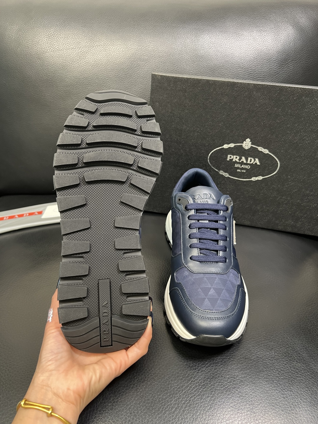 Prada 顶级工艺品，普拉达 专柜同步，原厂配置意大利进口牛皮面料，进口牛皮内里垫，透气舒适，鞋底：原