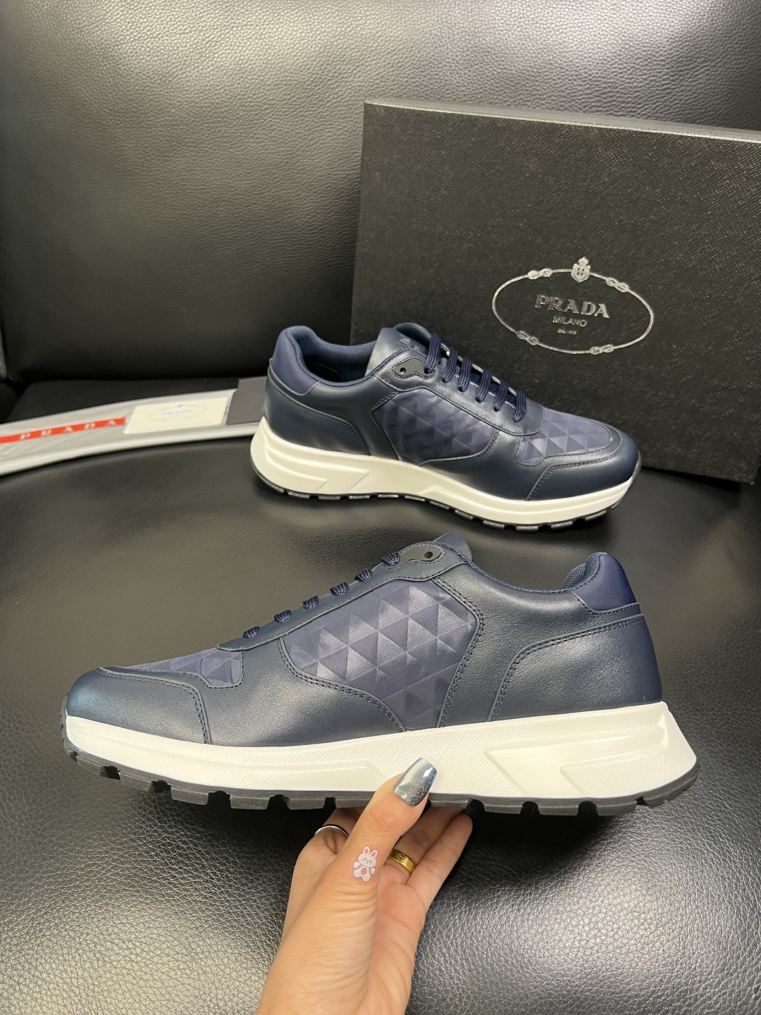 Prada 顶级工艺品，普拉达 专柜同步，原厂配置意大利进口牛皮面料，进口牛皮内里垫，透气舒适，鞋底：原