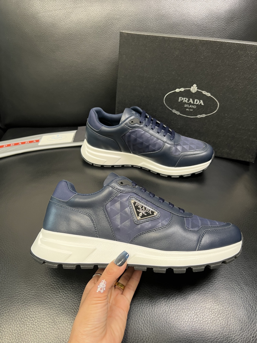 Prada 顶级工艺品，普拉达 专柜同步，原厂配置意大利进口牛皮面料，进口牛皮内里垫，透气舒适，鞋底：原