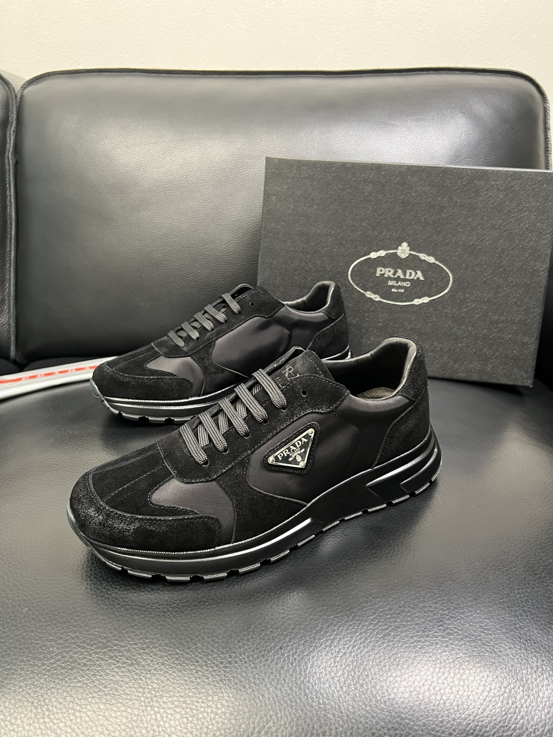 Prada 顶级工艺品，普拉达 专柜同步，原厂配置意大利进口牛皮面料，进口牛皮内里垫，透气舒适，鞋底：原