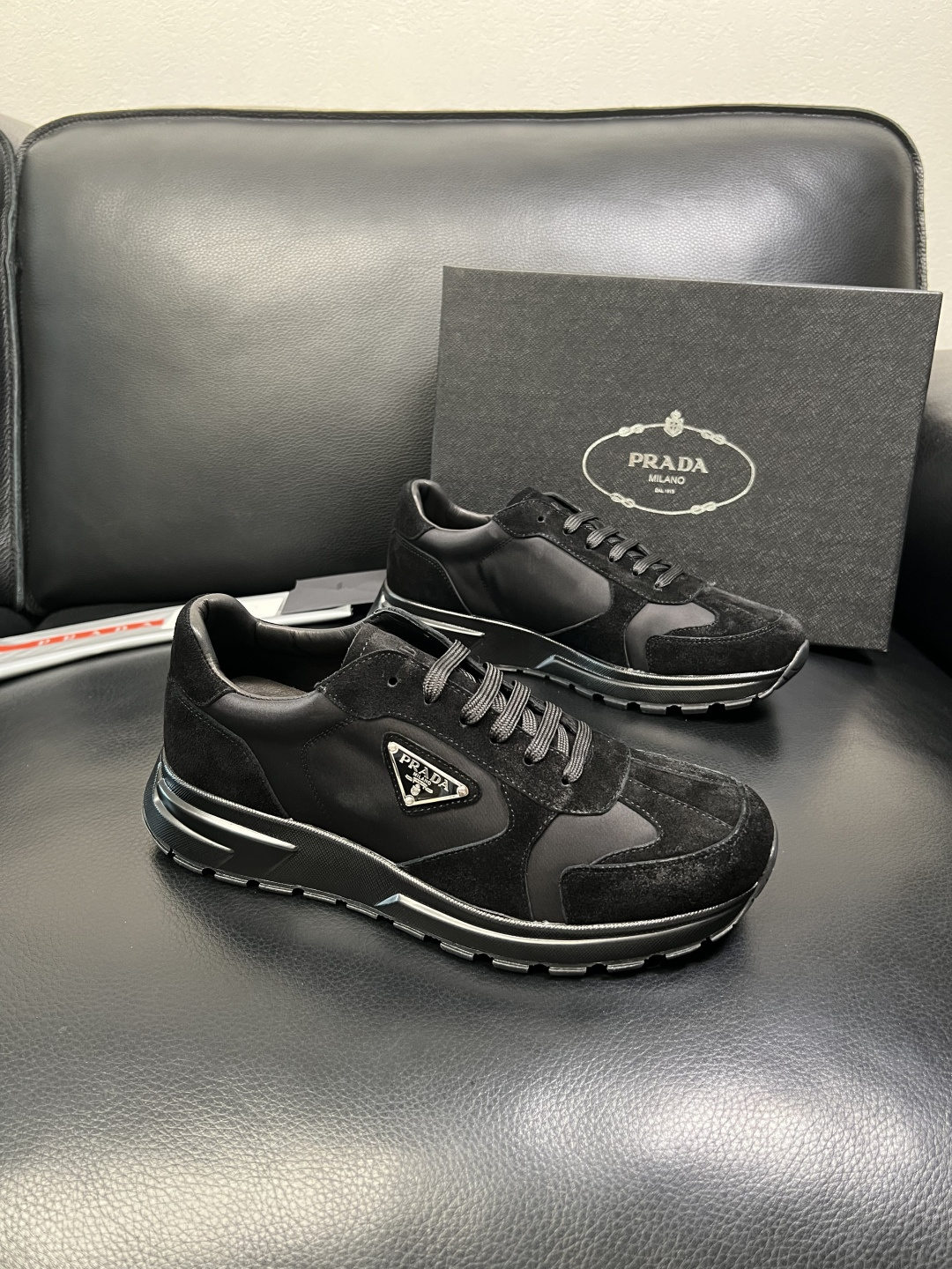 Prada 顶级工艺品，普拉达 专柜同步，原厂配置意大利进口牛皮面料，进口牛皮内里垫，透气舒适，鞋底：原