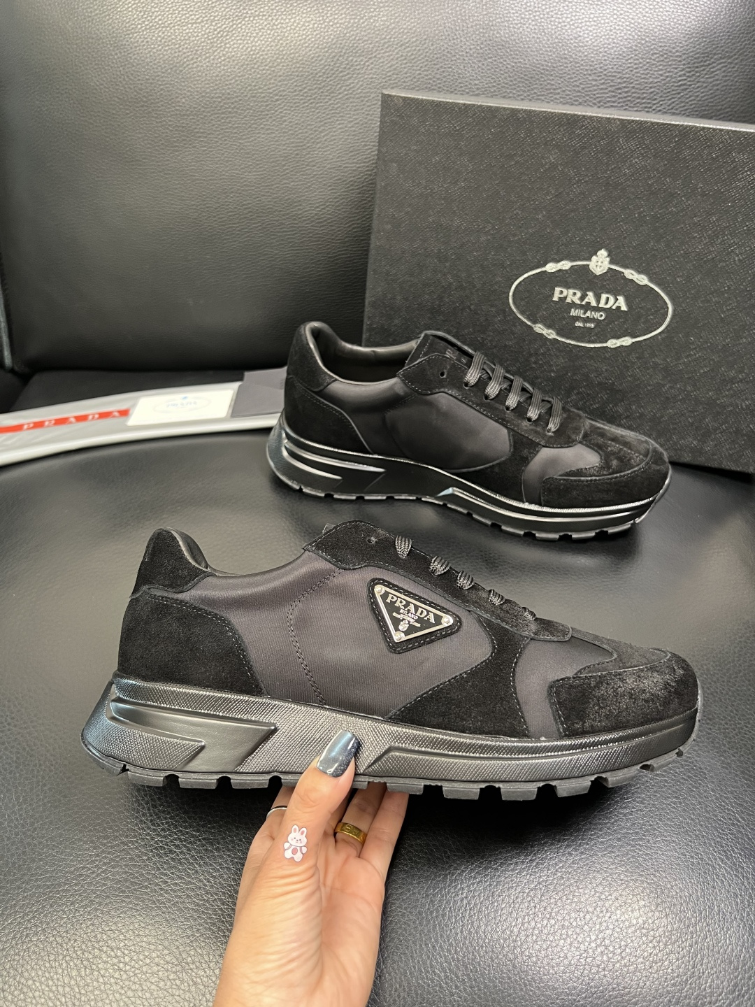 Prada 顶级工艺品，普拉达 专柜同步，原厂配置意大利进口牛皮面料，进口牛皮内里垫，透气舒适，鞋底：原