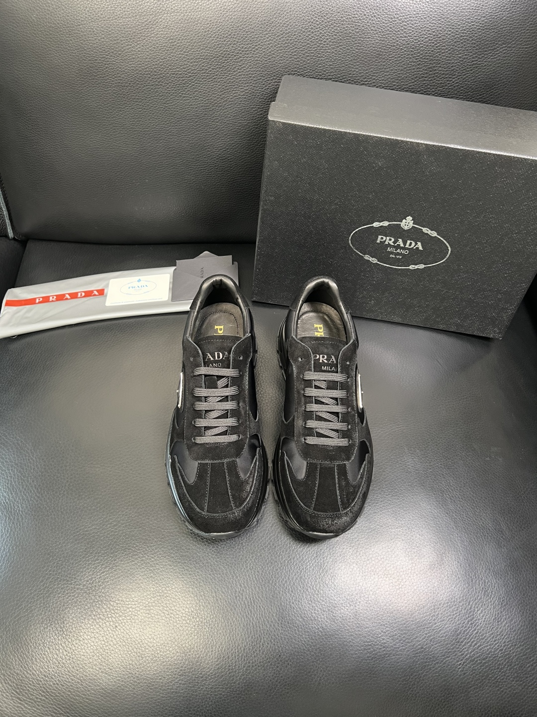 Prada 顶级工艺品，普拉达 专柜同步，原厂配置意大利进口牛皮面料，进口牛皮内里垫，透气舒适，鞋底：原