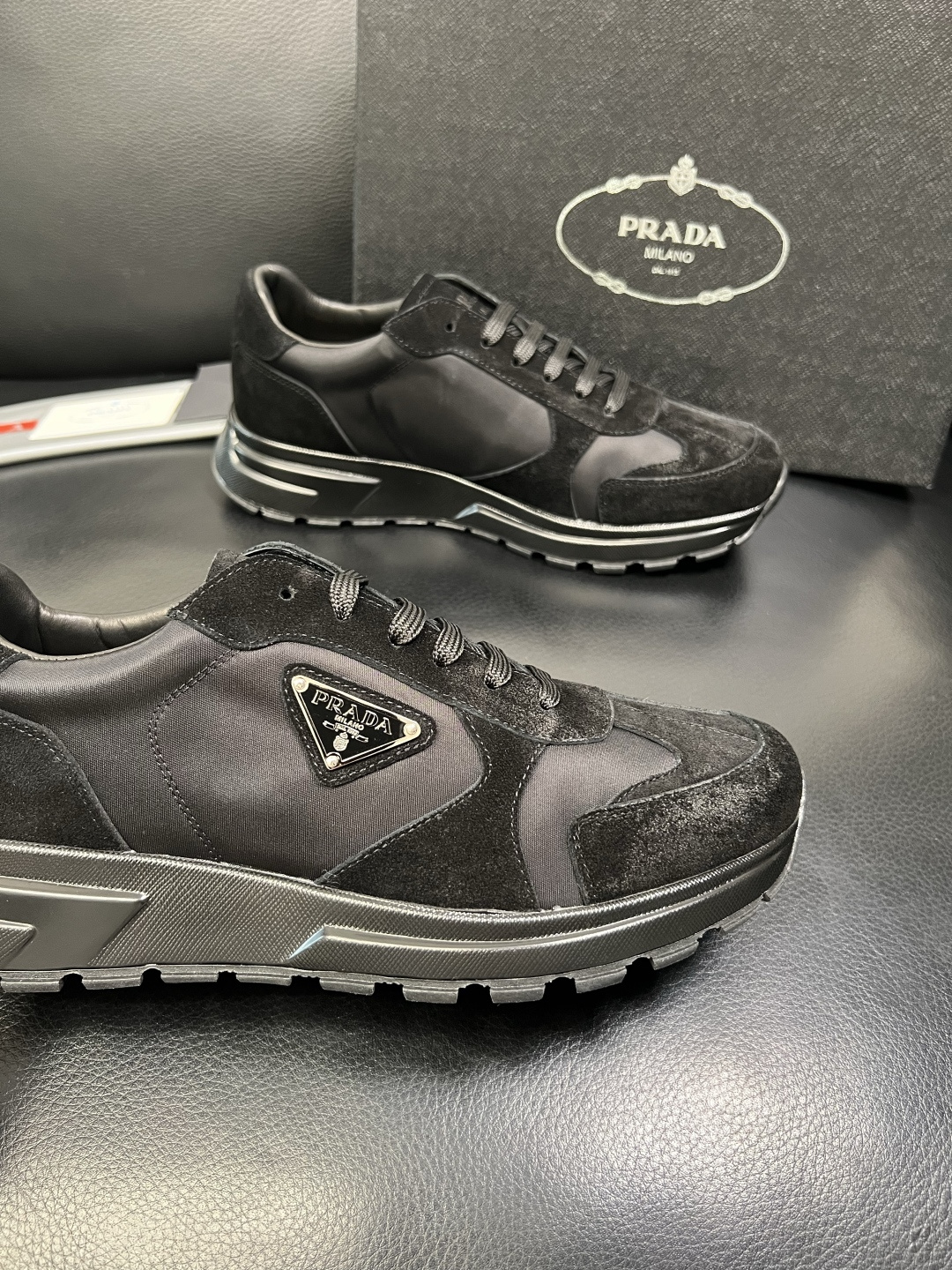 Prada 顶级工艺品，普拉达 专柜同步，原厂配置意大利进口牛皮面料，进口牛皮内里垫，透气舒适，鞋底：原