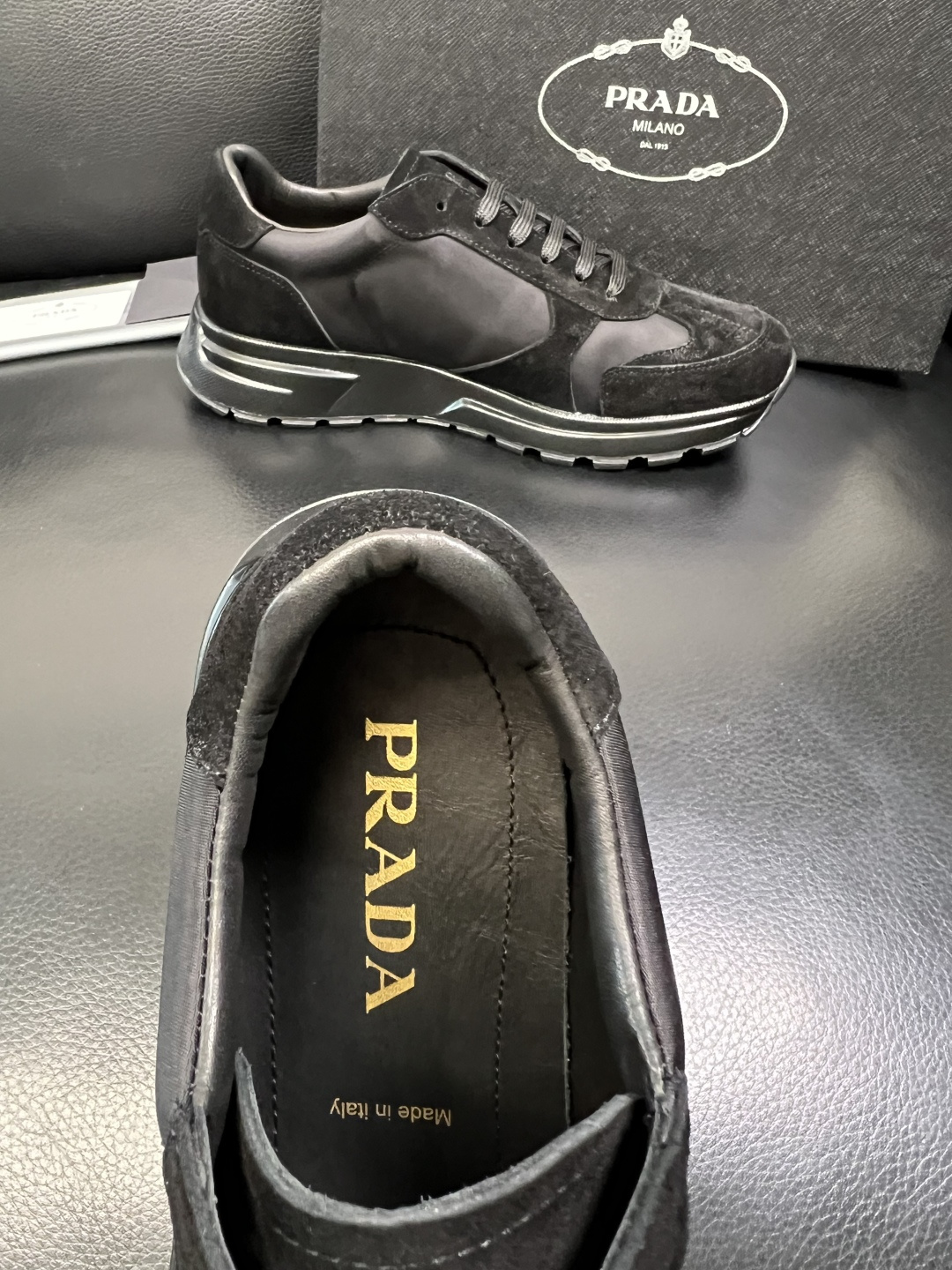 Prada 顶级工艺品，普拉达 专柜同步，原厂配置意大利进口牛皮面料，进口牛皮内里垫，透气舒适，鞋底：原