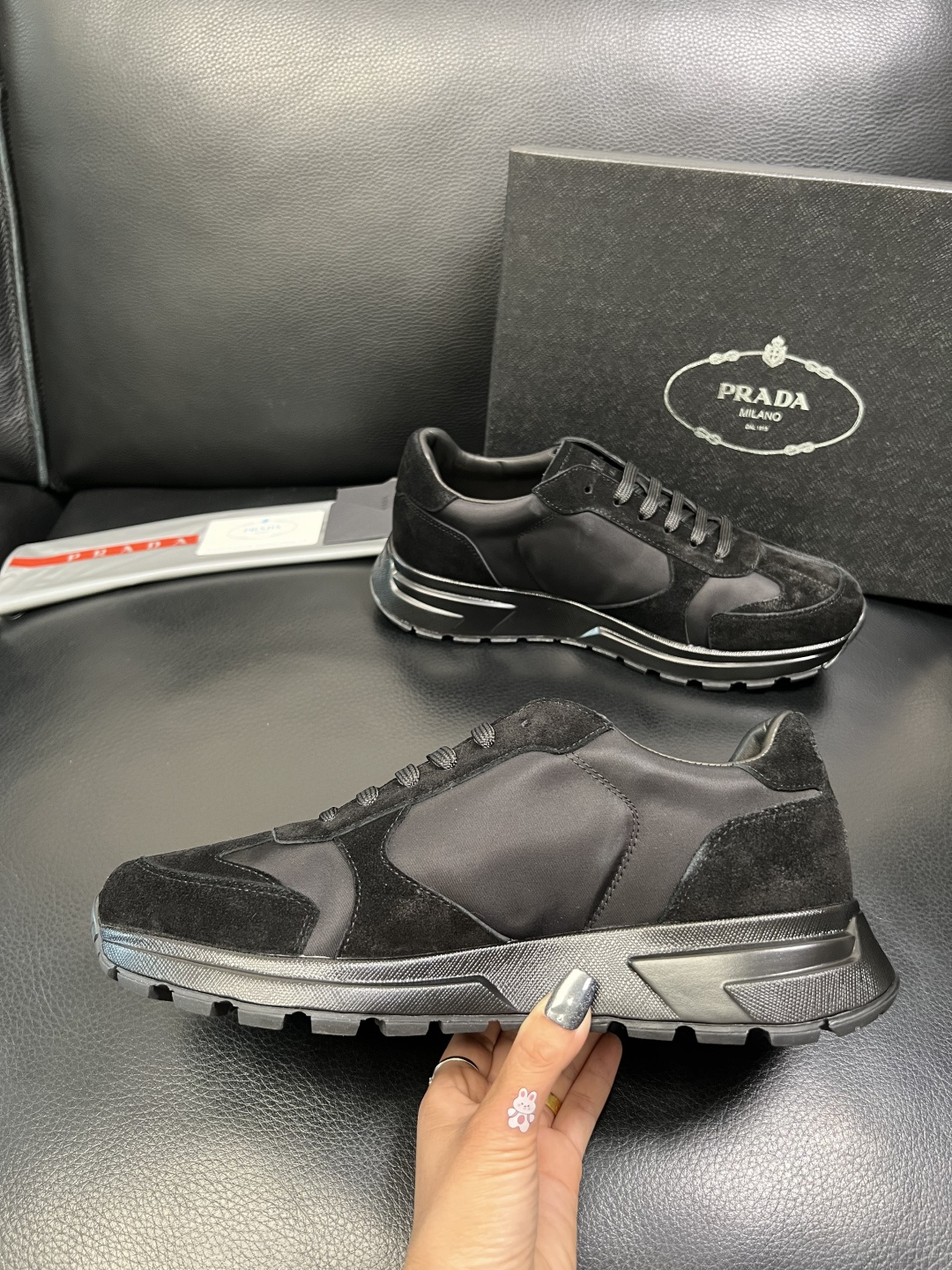 Prada 顶级工艺品，普拉达 专柜同步，原厂配置意大利进口牛皮面料，进口牛皮内里垫，透气舒适，鞋底：原