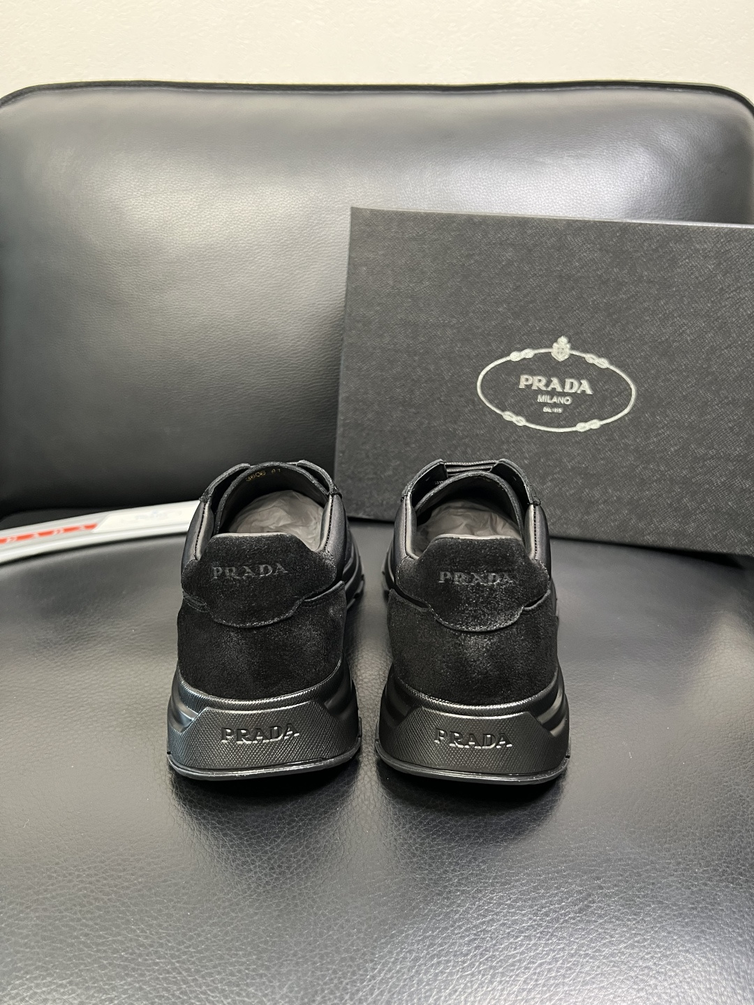 Prada 顶级工艺品，普拉达 专柜同步，原厂配置意大利进口牛皮面料，进口牛皮内里垫，透气舒适，鞋底：原