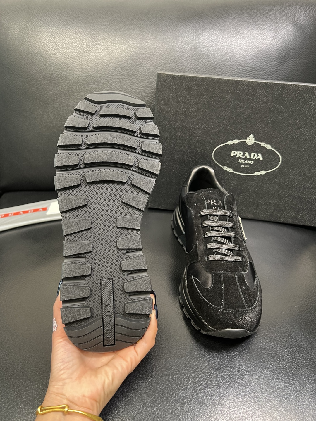 Prada 顶级工艺品，普拉达 专柜同步，原厂配置意大利进口牛皮面料，进口牛皮内里垫，透气舒适，鞋底：原