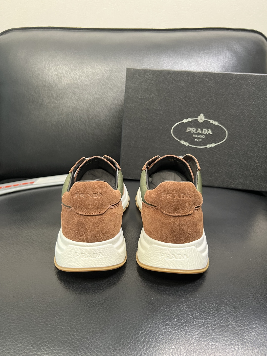 Prada 顶级工艺品，普拉达 专柜同步，原厂配置意大利进口牛皮面料，进口牛皮内里垫，透气舒适，鞋底：原