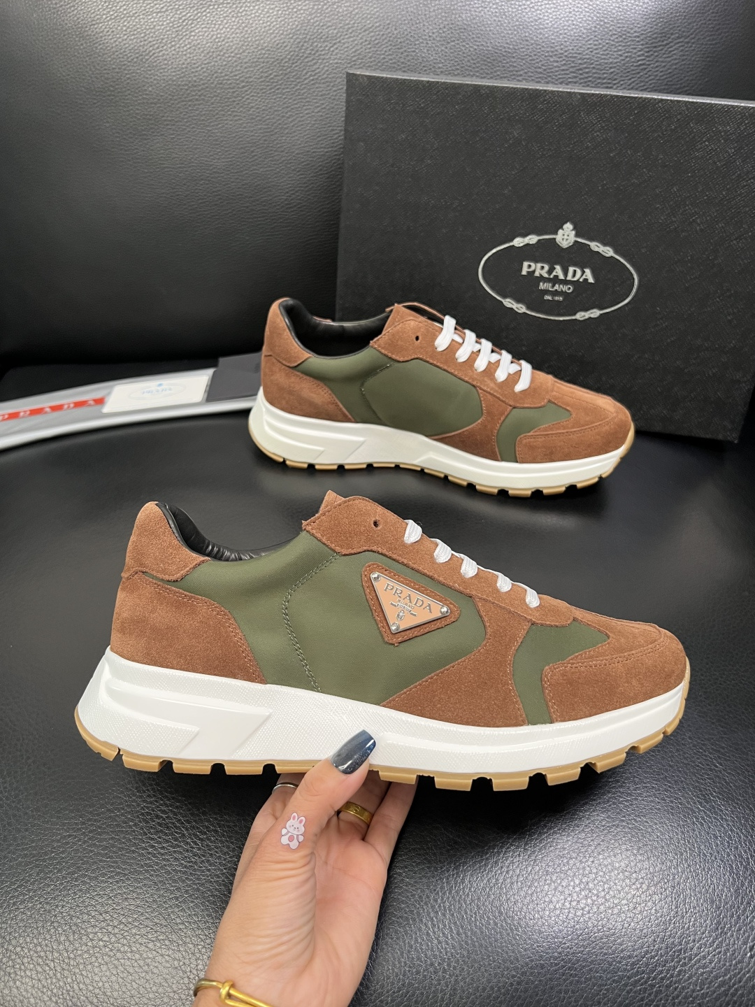 Prada 顶级工艺品，普拉达 专柜同步，原厂配置意大利进口牛皮面料，进口牛皮内里垫，透气舒适，鞋底：原