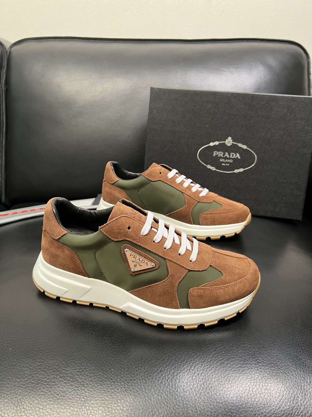 Prada 顶级工艺品，普拉达 专柜同步，原厂配置意大利进口牛皮面料，进口牛皮内里垫，透气舒适，鞋底：原