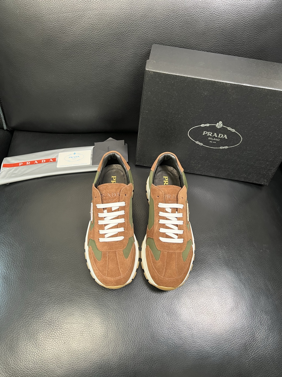 Prada 顶级工艺品，普拉达 专柜同步，原厂配置意大利进口牛皮面料，进口牛皮内里垫，透气舒适，鞋底：原