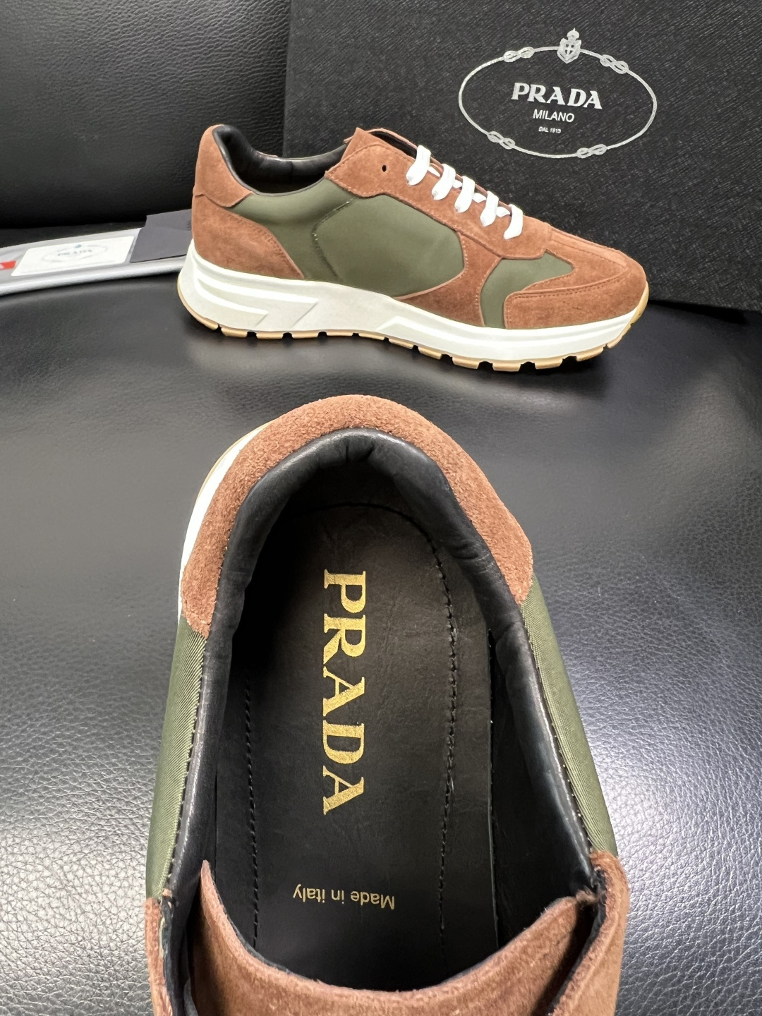 Prada 顶级工艺品，普拉达 专柜同步，原厂配置意大利进口牛皮面料，进口牛皮内里垫，透气舒适，鞋底：原