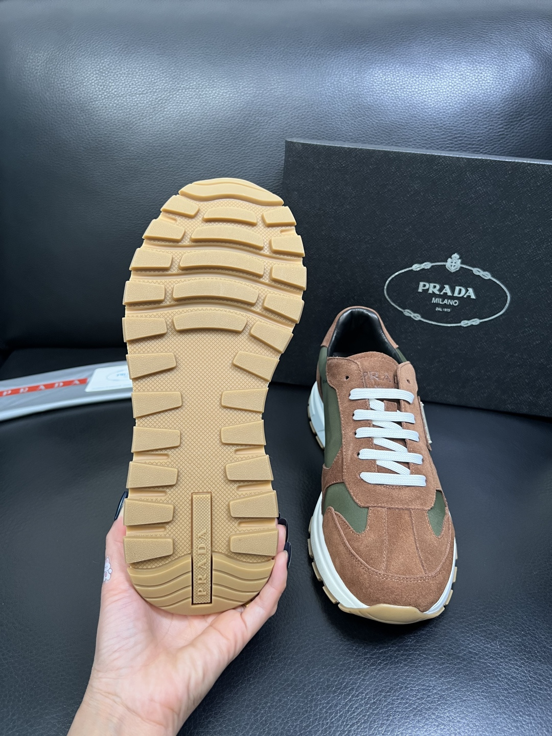 Prada 顶级工艺品，普拉达 专柜同步，原厂配置意大利进口牛皮面料，进口牛皮内里垫，透气舒适，鞋底：原