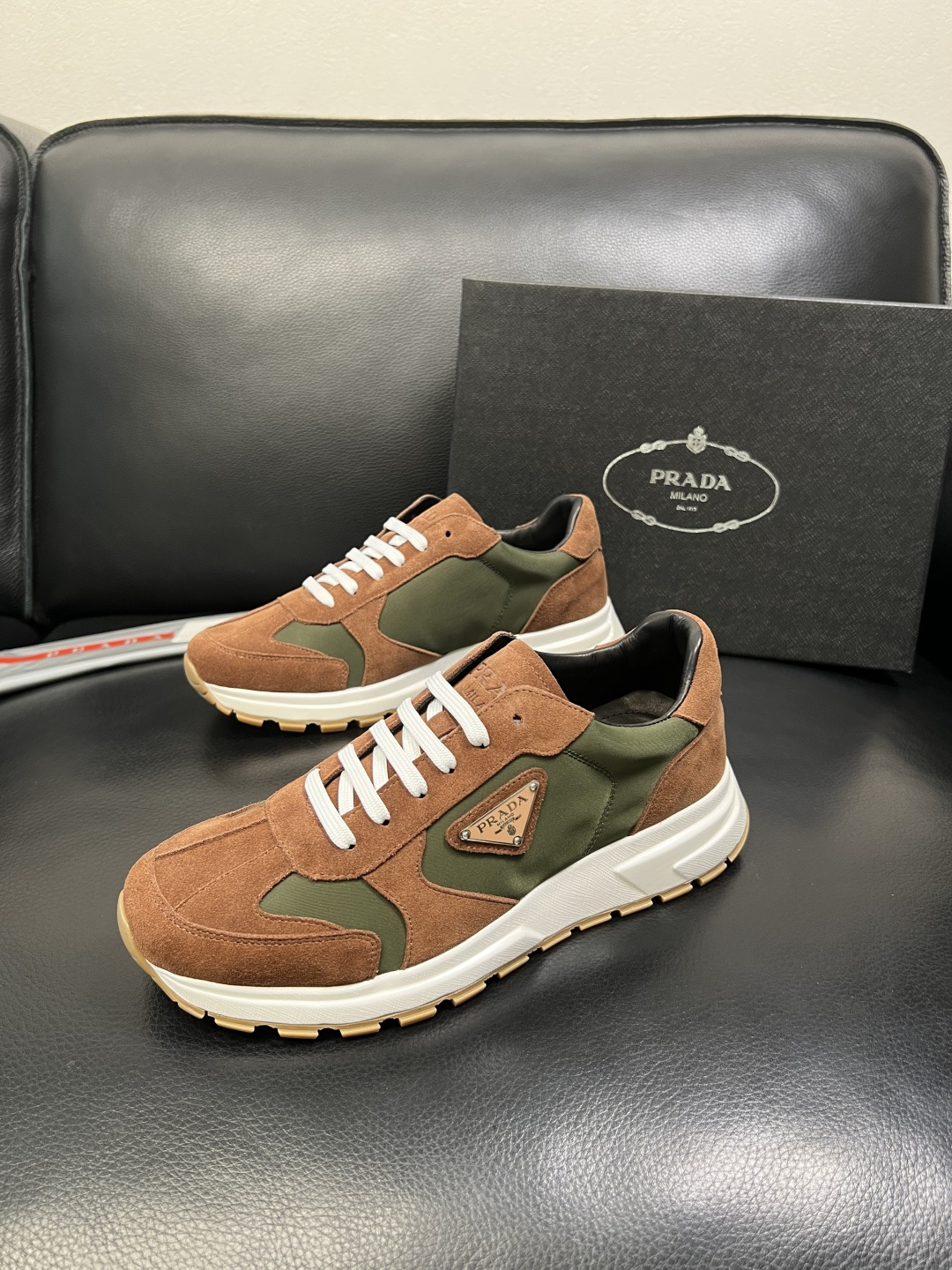 Prada 顶级工艺品，普拉达 专柜同步，原厂配置意大利进口牛皮面料，进口牛皮内里垫，透气舒适，鞋底：原