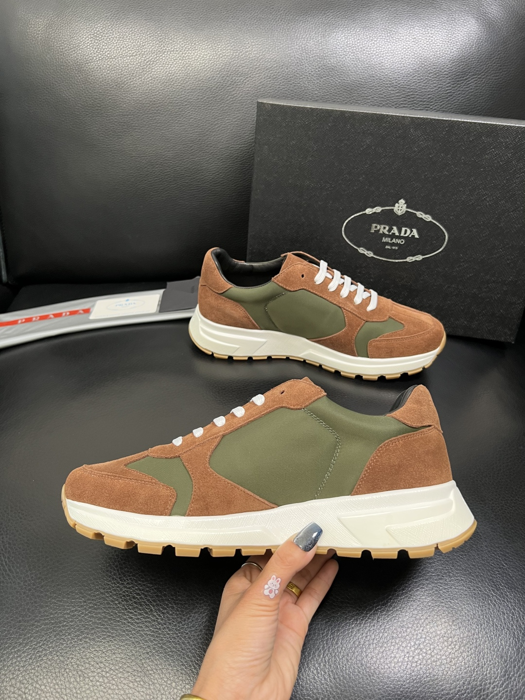 Prada 顶级工艺品，普拉达 专柜同步，原厂配置意大利进口牛皮面料，进口牛皮内里垫，透气舒适，鞋底：原